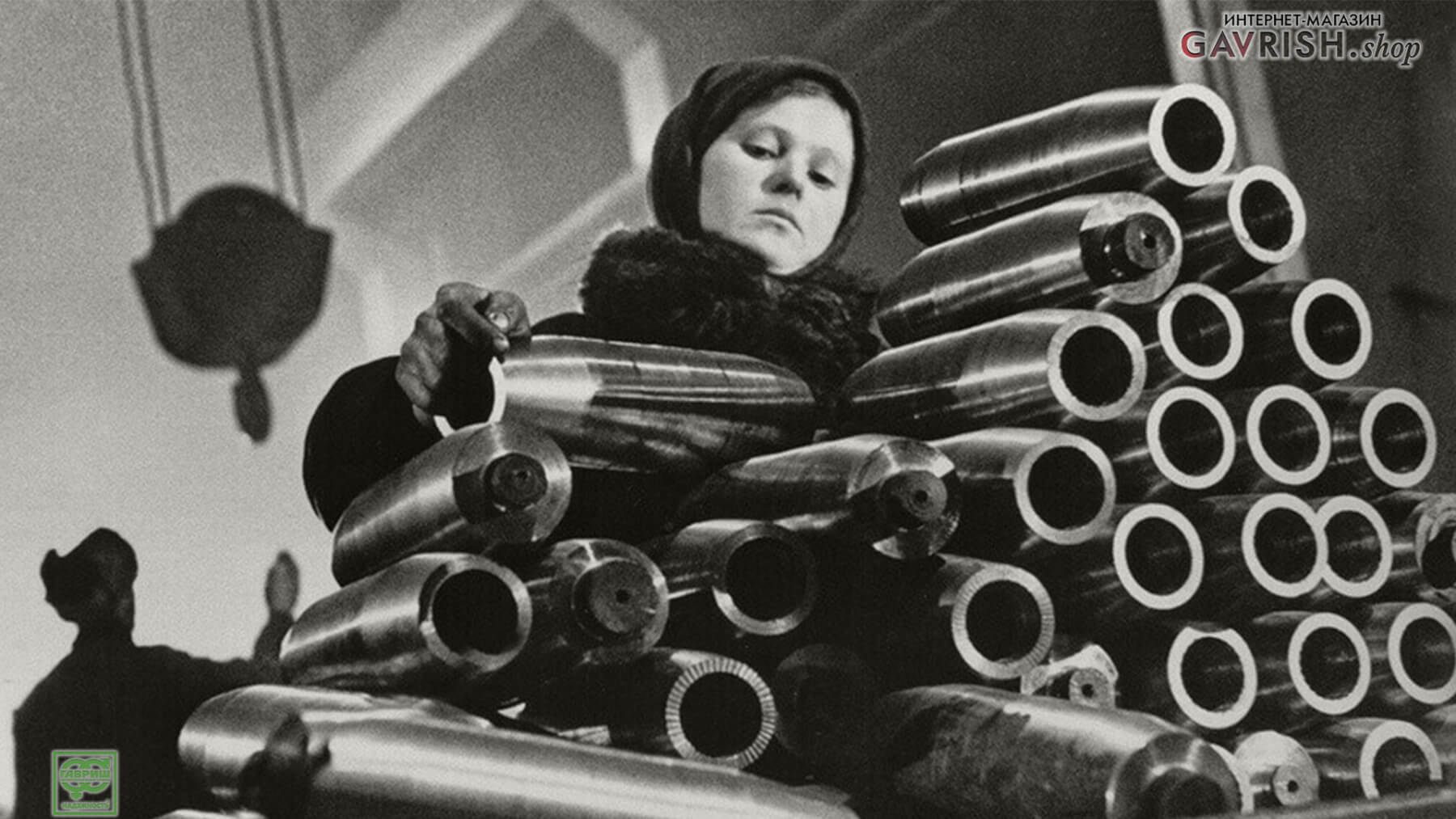 Девочка изготавливает болванки для снарядов. Ленинград. 1942 год